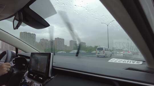 城市下雨天风景车内视角