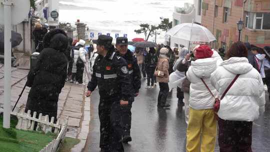 山东威海火炬八街冬季雪景海岸警察巡逻守护