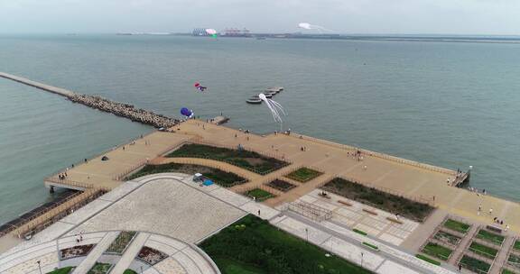 天津塘沽海港码头游人海边放风筝
