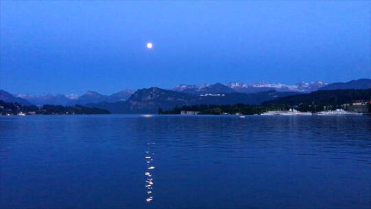 瑞士卢塞恩湖景 圆月 山脚月光倒影 无船夜