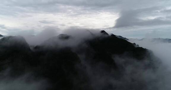 航拍雨后水汽升腾的大山