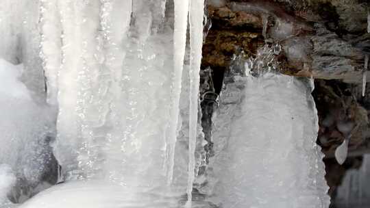 春暖花开冰雪融化滴水泉水空镜