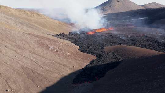 冰岛梅拉达利尔山谷2022年新火山喷发的白天时间，空中视频素材模板下载