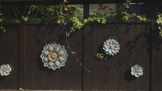 木围墙与莲花图案