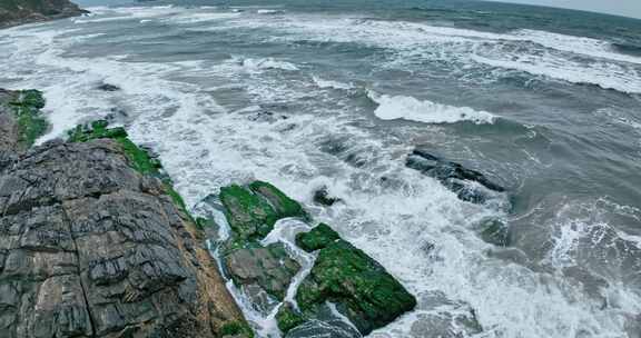 海岸礁石海浪航拍惠州黑排角惠东