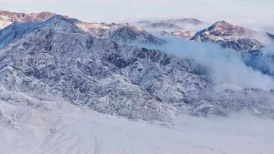 新疆伊犁冬季雪山云雾穿云壮观航拍风景