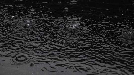 夜雨暴雨下雨雨滴雨水落在地面上