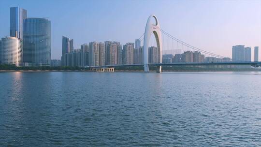 清晨阳光照耀在珠江猎德大桥和城市摩天大楼