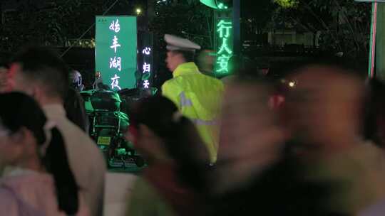 夜色中的守护：交警指挥拥堵街道