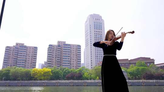 小提琴家天津海河边拉小提琴视频素材模板下载