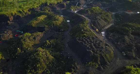 无人机拍摄了采矿活动对山坡环境造成的破坏。沙子迷你