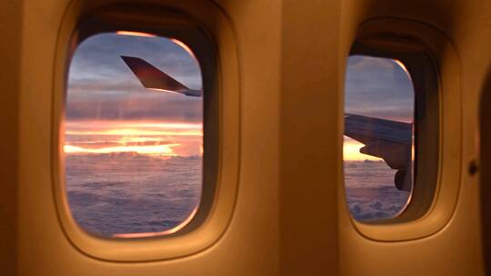 飞机轩窗外的风景