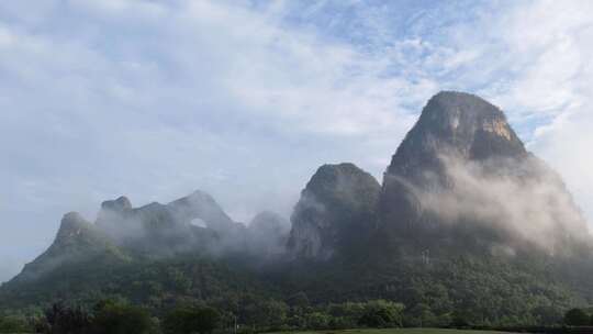 云雾缭绕的秀丽山峰自然景观