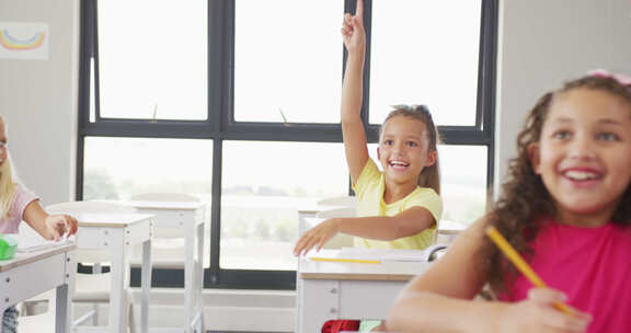 快乐多样的女孩坐在学校课桌前学习的视频