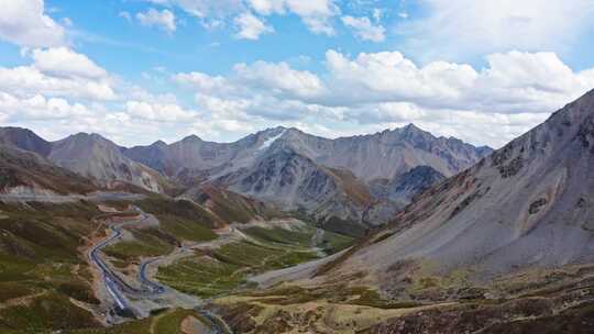 独库公路航拍新疆伊犁高山公路险峻风光雪山