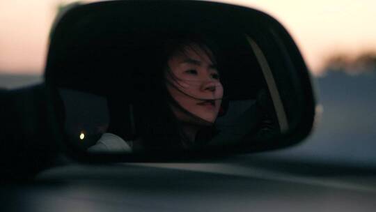 女孩坐车离开，伤感情绪视频素材视频素材模板下载