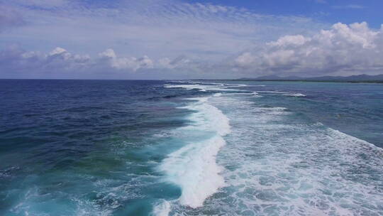 航拍气势磅礴的海浪巨浪滔天