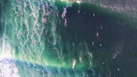 航拍冲浪者在海上乘风破浪