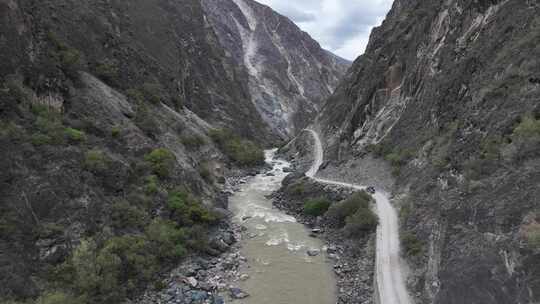 西藏丙察左公路碧土乡玉曲悬崖挂壁自驾旅行