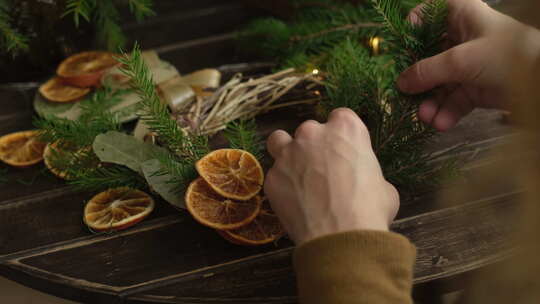 用冷杉树枝和干橙子手工制作圣诞花环