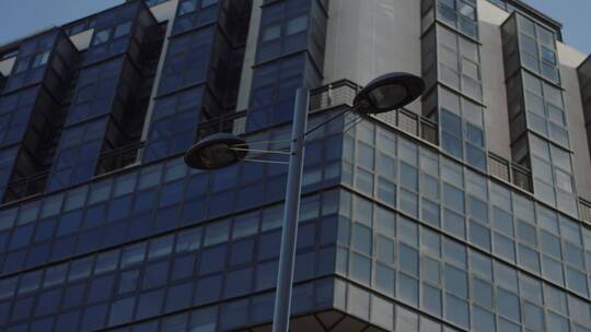 高层建筑物旁边的街灯视频素材模板下载