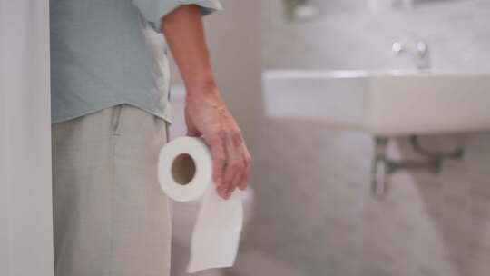 拿着厕纸准备上厕所的男人