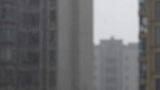 暴雨城市高楼住宅