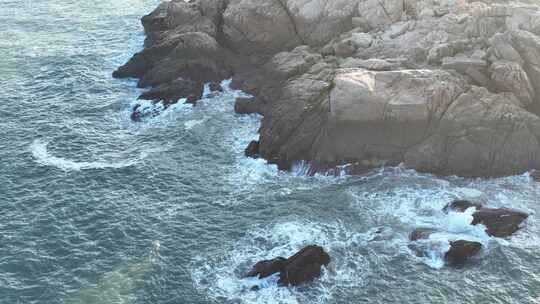 海边悬崖俯拍海岛海岸线岛屿岸边海水拍打