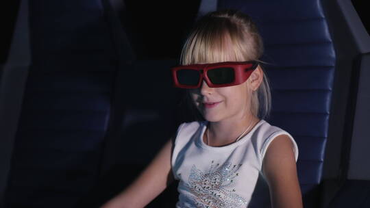 女孩戴着3D眼镜看电影