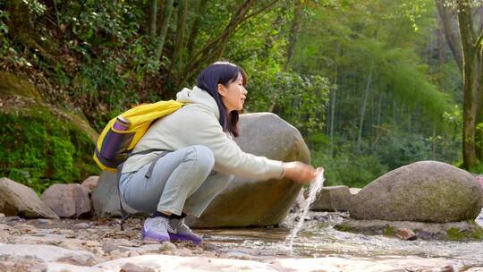 年轻活力青春女孩独自户外郊游踏青公园山林