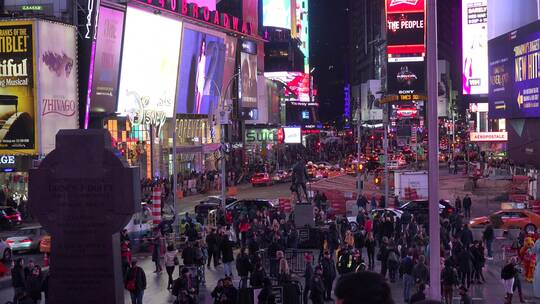 纽约时代广场夜间人群和明亮的霓虹灯广告