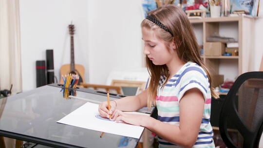 女孩用铅笔和量角器作图