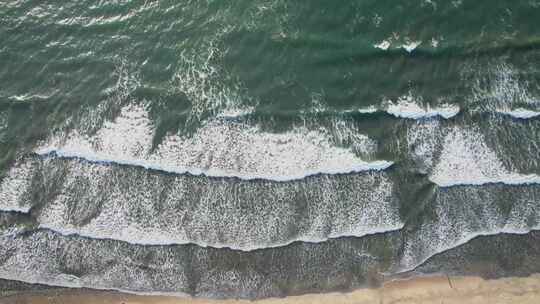 4K沙滩海浪波涛汹涌浪花浪航拍视频