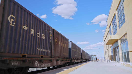 满载集装箱的货运火车停靠在站台旁延时拍摄