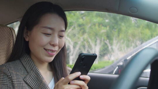 中国女性美女阴天开车车内玩手机