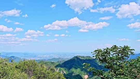 夏季蓝天白云绿色大山山顶全景风光