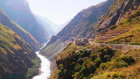 香格里拉虎跳峡金沙江大峡谷