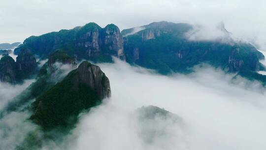 云海中的山峰