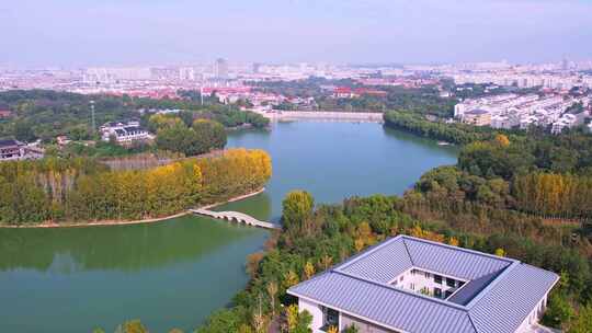 中国青州南阳湖秋天，城市公园风光航拍