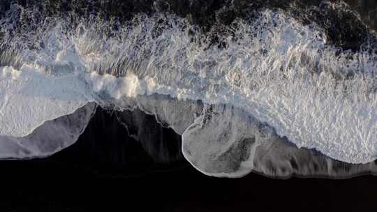 海浪冲击黑沙滩视频素材模板下载