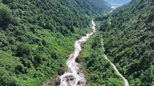 航拍四川甘孜贡嘎山区南门关沟森林河谷风光