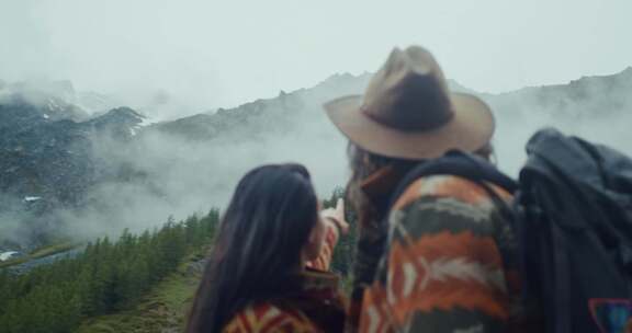 一对甜蜜的夫妇看着雾山