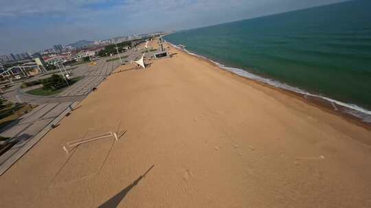 4k穿越机海岸线低空飞行帆船近距离