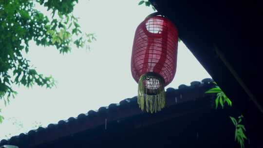 古建筑红灯笼屋檐下雨意境空镜