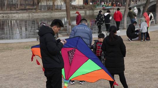 春天城市公园里放风筝视频素材模板下载
