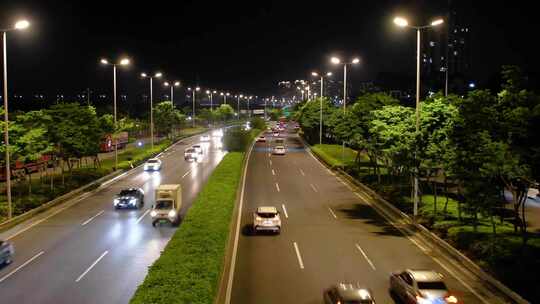 夜晚车水马龙的城市道路景象