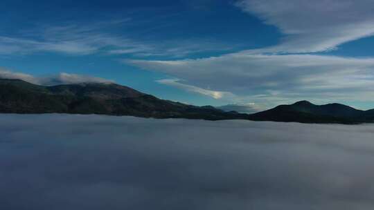 无人机在云层上飞行，想象最高的山脉，留下