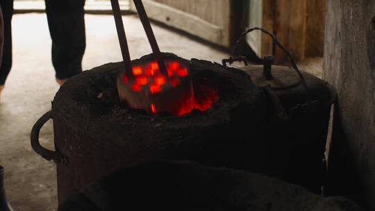 农村使用煤灶煤炉煮饭炒菜4k视频素材