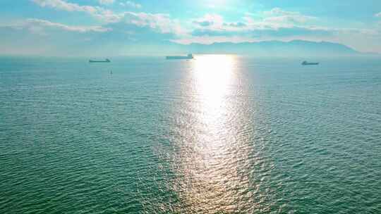 海面船只与阳光远景