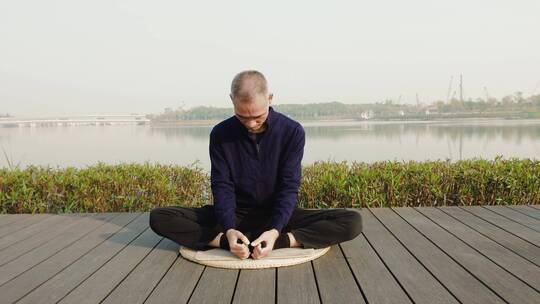 深圳人才公园打坐冥想的男人视频素材模板下载